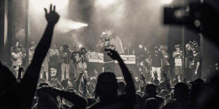 crowd shot of juelz santana