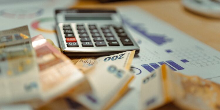 banknotes receipts statistics of household budget expenses