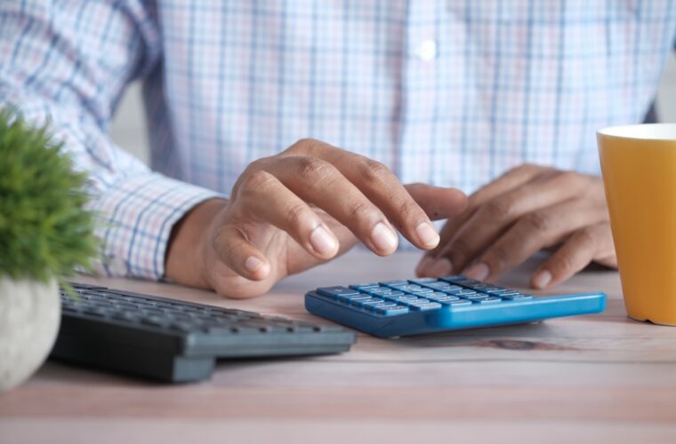 Boekhouder aan het werk met cijfers