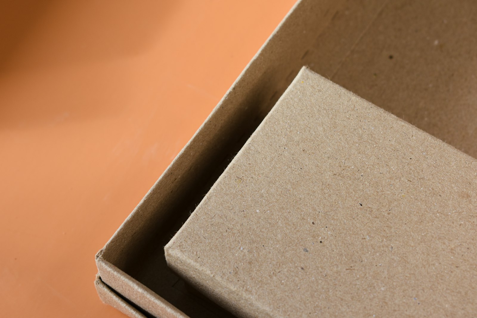 Kartonnen verpakking met een groen label op een werkbank