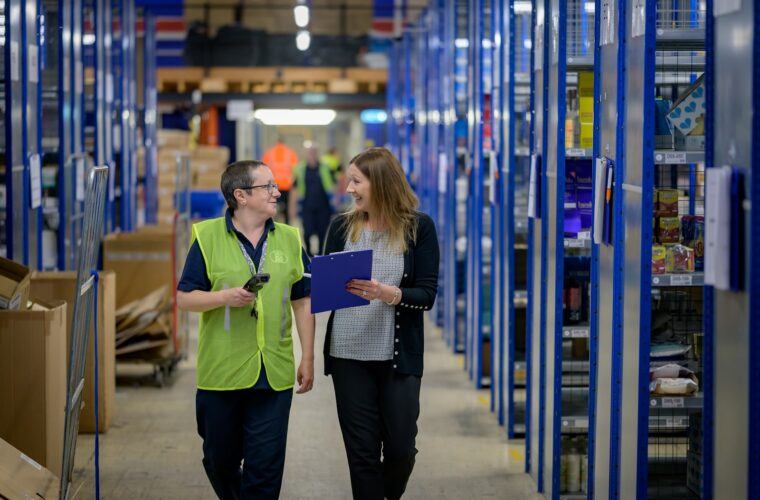 Medewerkers in hesjes aan het werk in een magazijn
