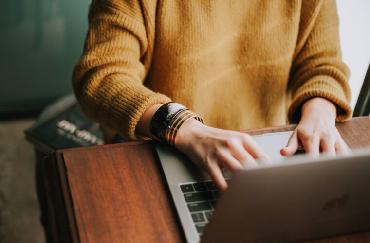 Zelfstandige werkt aan een laptop in een gedeelde werkruimte