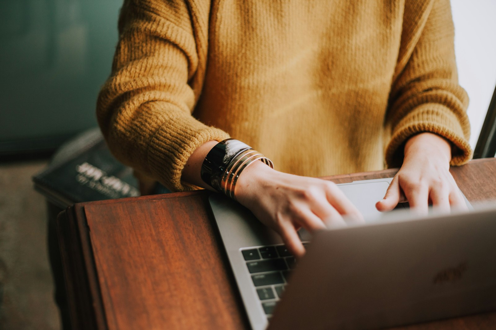 Zelfstandige werkt aan een laptop in een gedeelde werkruimte