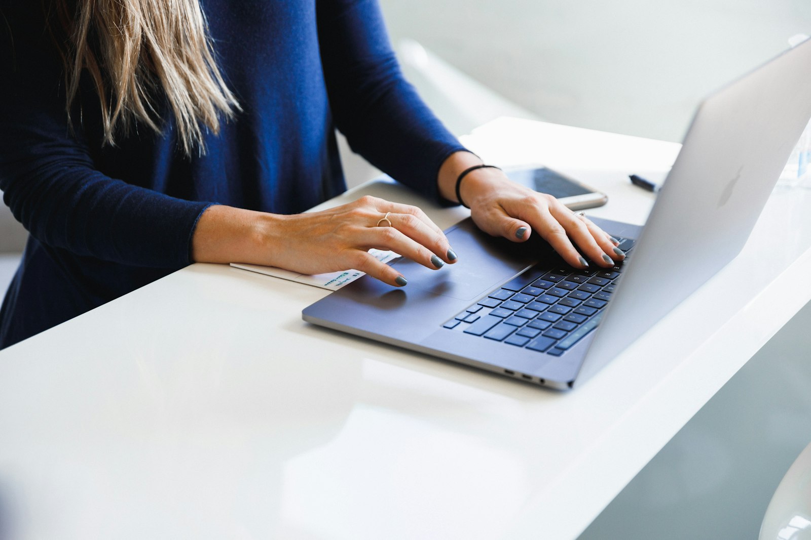 Medewerker van een klein bedrijf werkt met een AI-assistent op een laptop