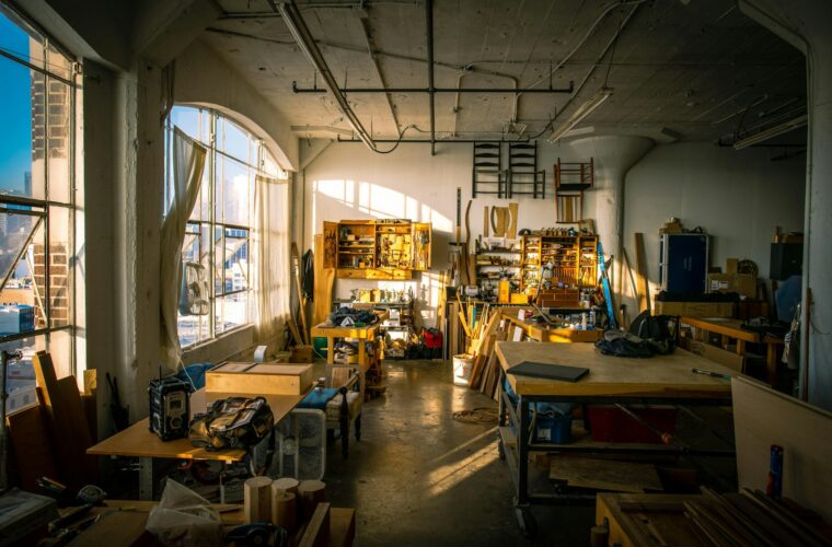 Zelfstandig ondernemer aan het werk in een kleine werkplaats