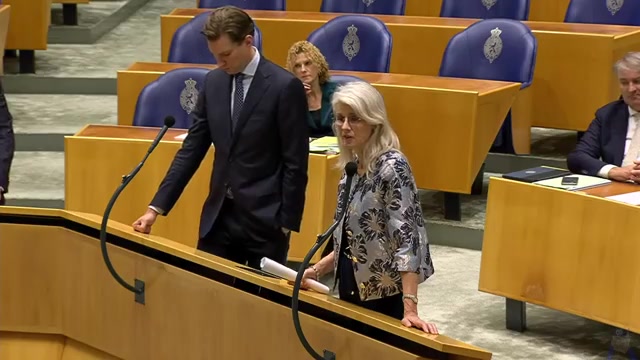 Kamerleden bij de interruptiemicrofoon tijdens de Algemene Financiële Beschouwingen in de Tweede Kamer