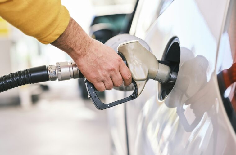 Tankpistool in de tank van een auto bij een tankstation