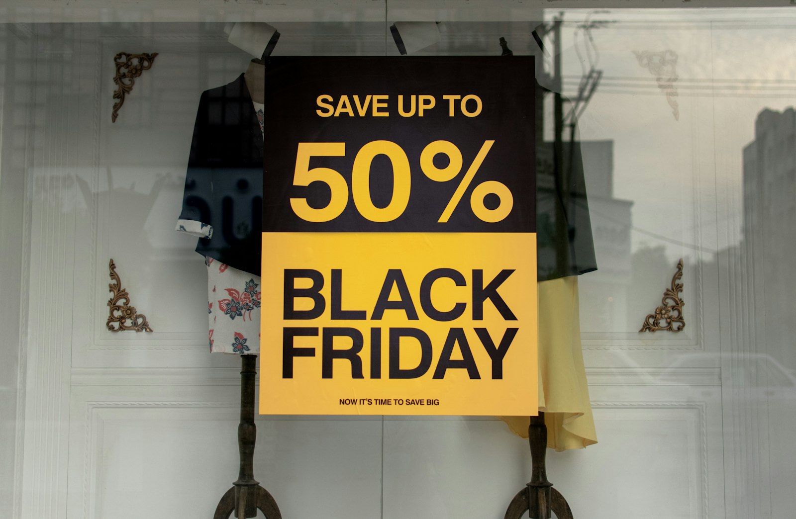 Winkeletalage met een bord voor een Black Friday-uitverkoop
