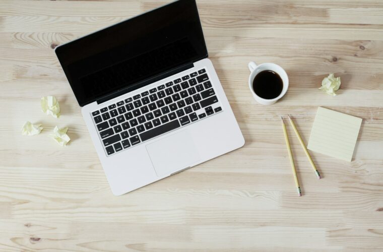 Ondernemer werkt zijn boekhouding bij op een laptop met bonnetjes ernaast