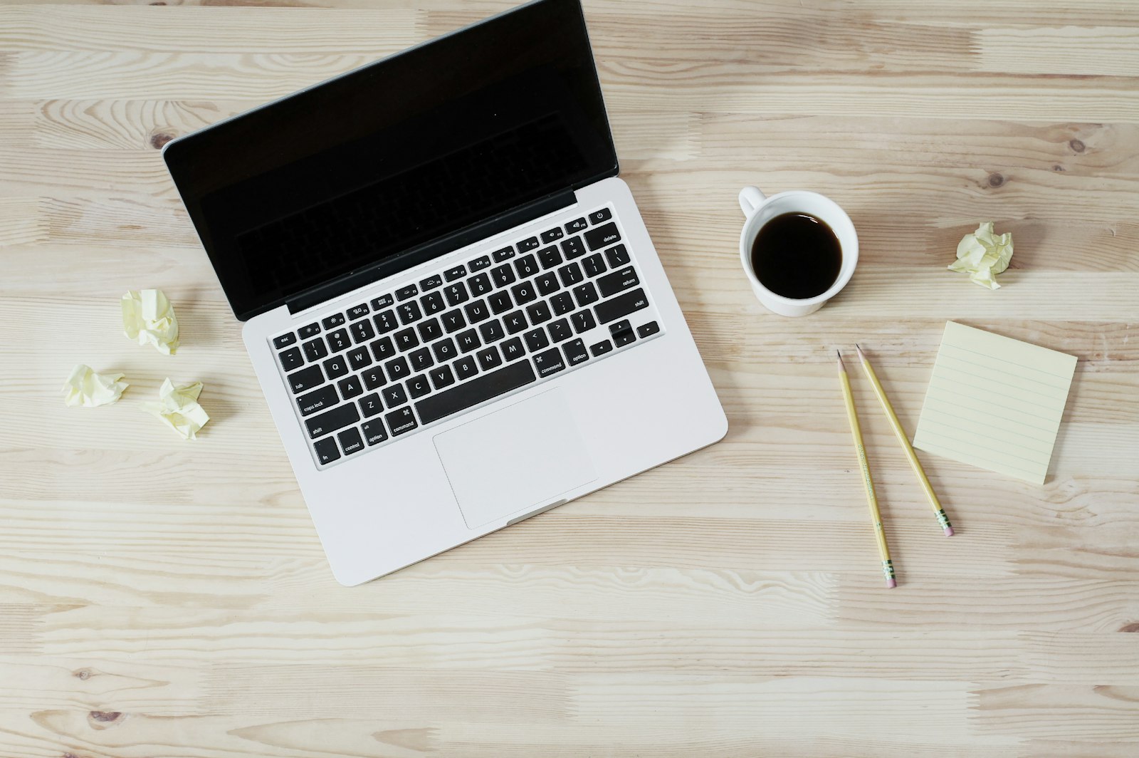 Ondernemer werkt zijn boekhouding bij op een laptop met bonnetjes ernaast