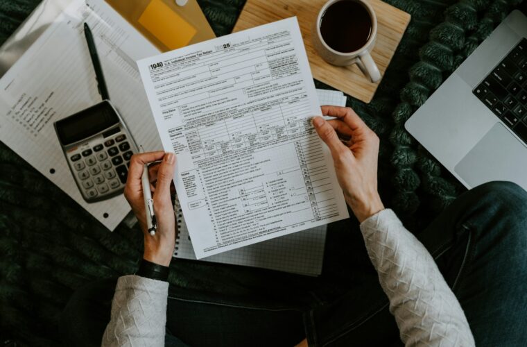 Ondernemer neemt belastingpapieren door aan een bureau