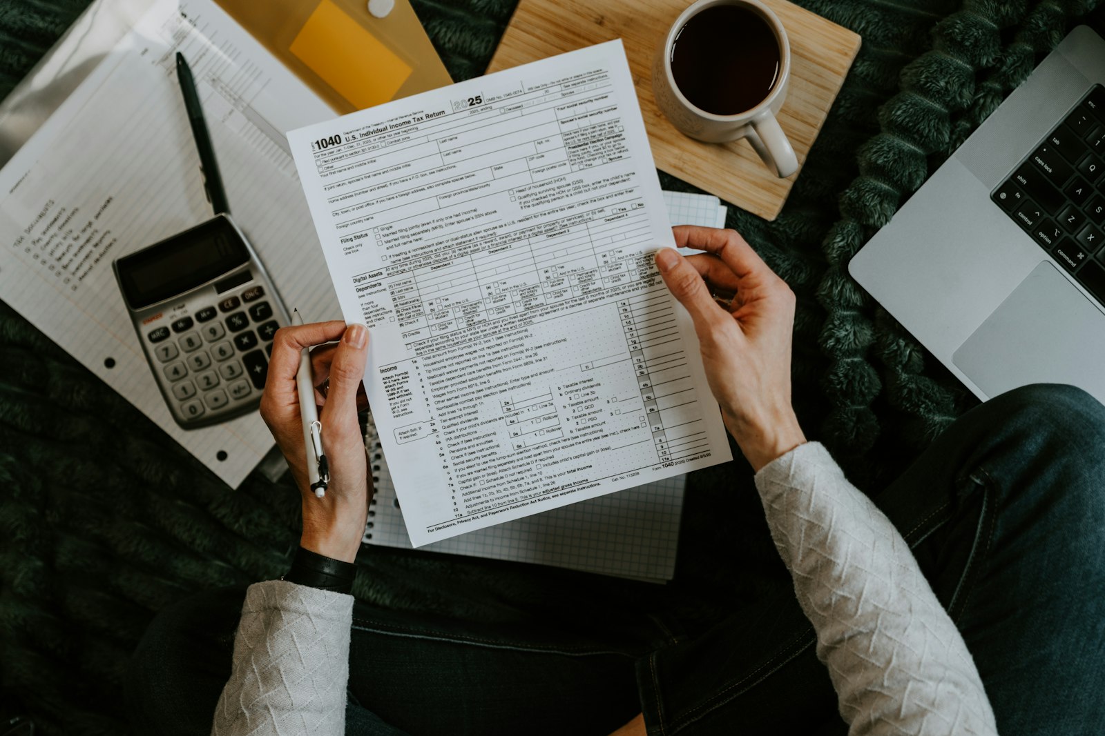 Ondernemer neemt belastingpapieren door aan een bureau
