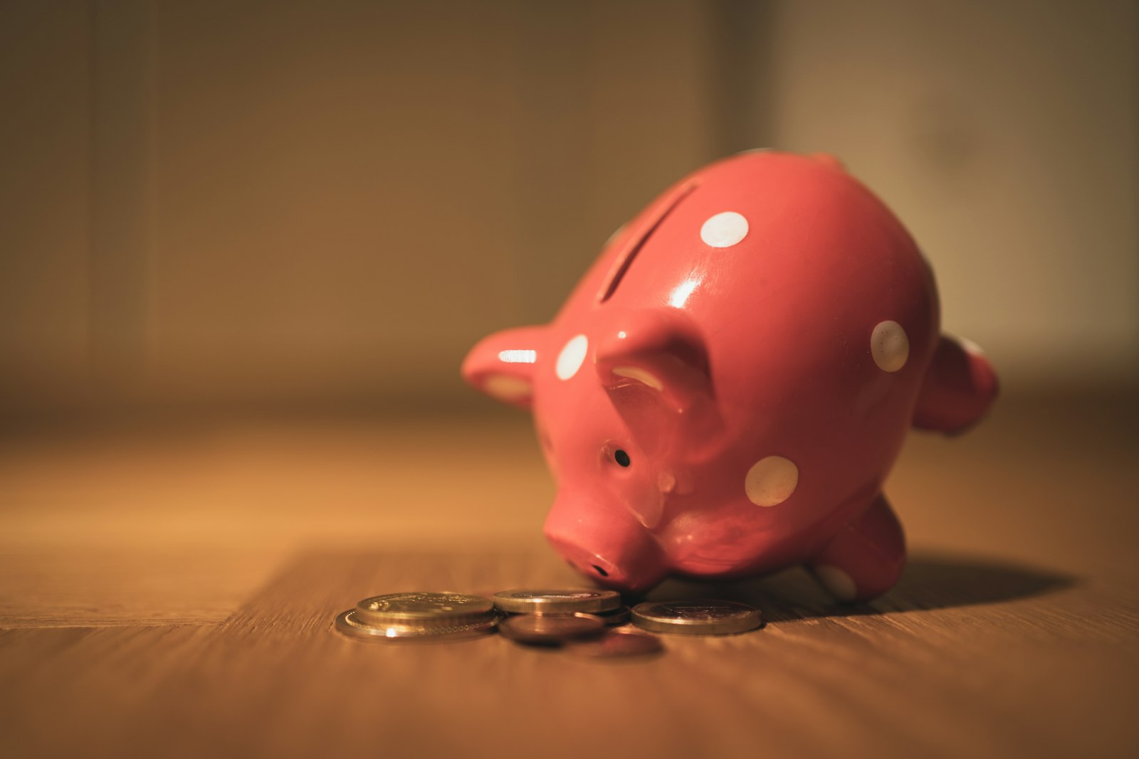 Zelfstandige ondernemer maakt een financiele planning voor later aan zijn bureau