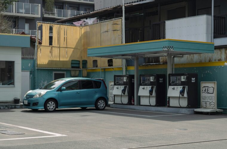 Ondernemer tankt een bestelbus bij een tankstation
