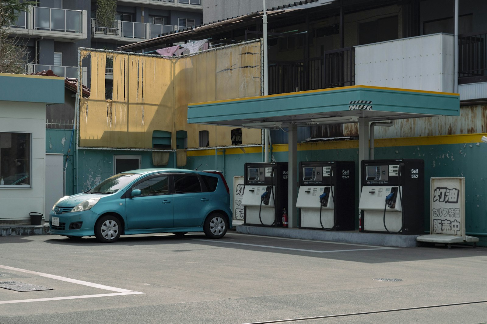Ondernemer tankt een bestelbus bij een tankstation