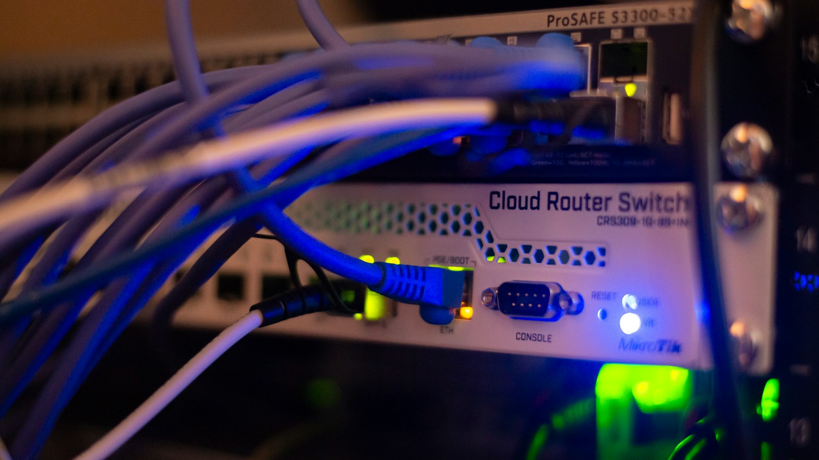 Serverruimte met rekken vol netwerkapparatuur