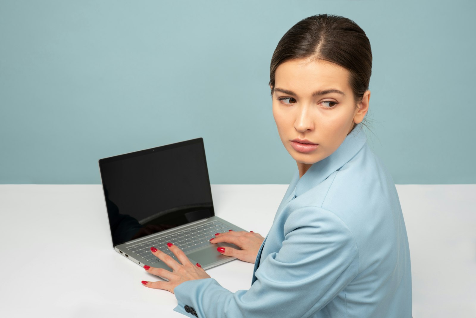 Medewerker controleert beveiligingsmeldingen op een laptop op kantoor