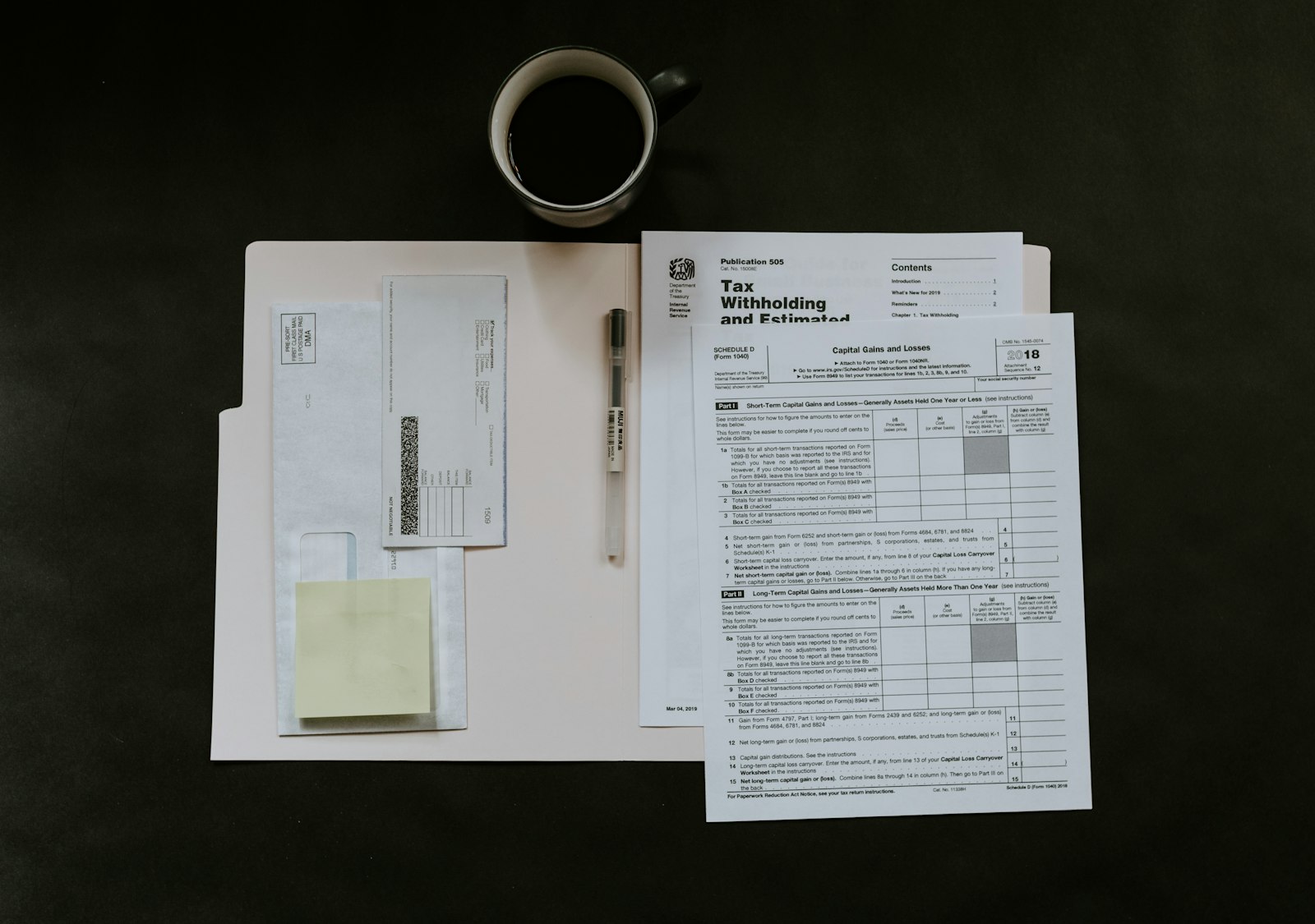 Ondernemer bekijkt een stapel onbetaalde facturen aan een bureau