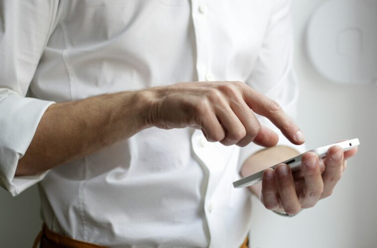 Ondernemer bekijkt zijn zakelijke bankrekening op een smartphone