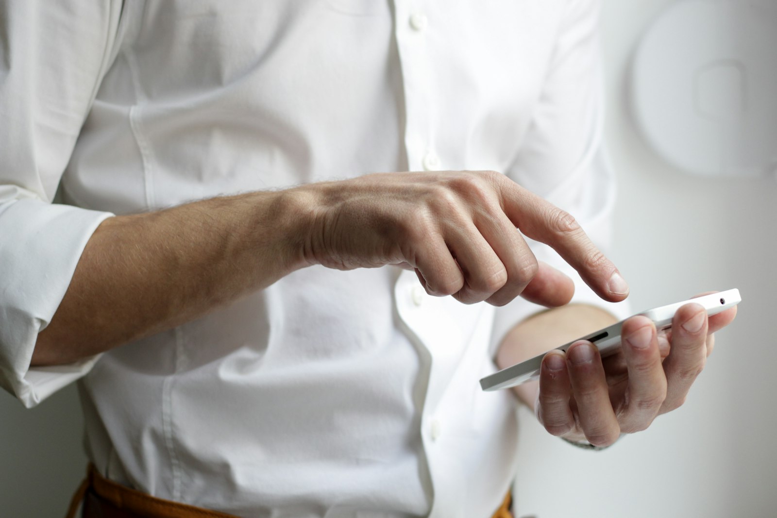 Ondernemer bekijkt zijn zakelijke bankrekening op een smartphone