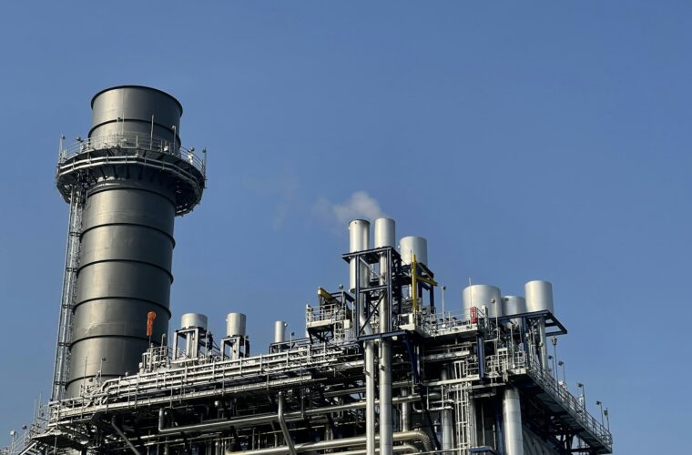Gasmeter en cv-installatie in een bedrijfspand
