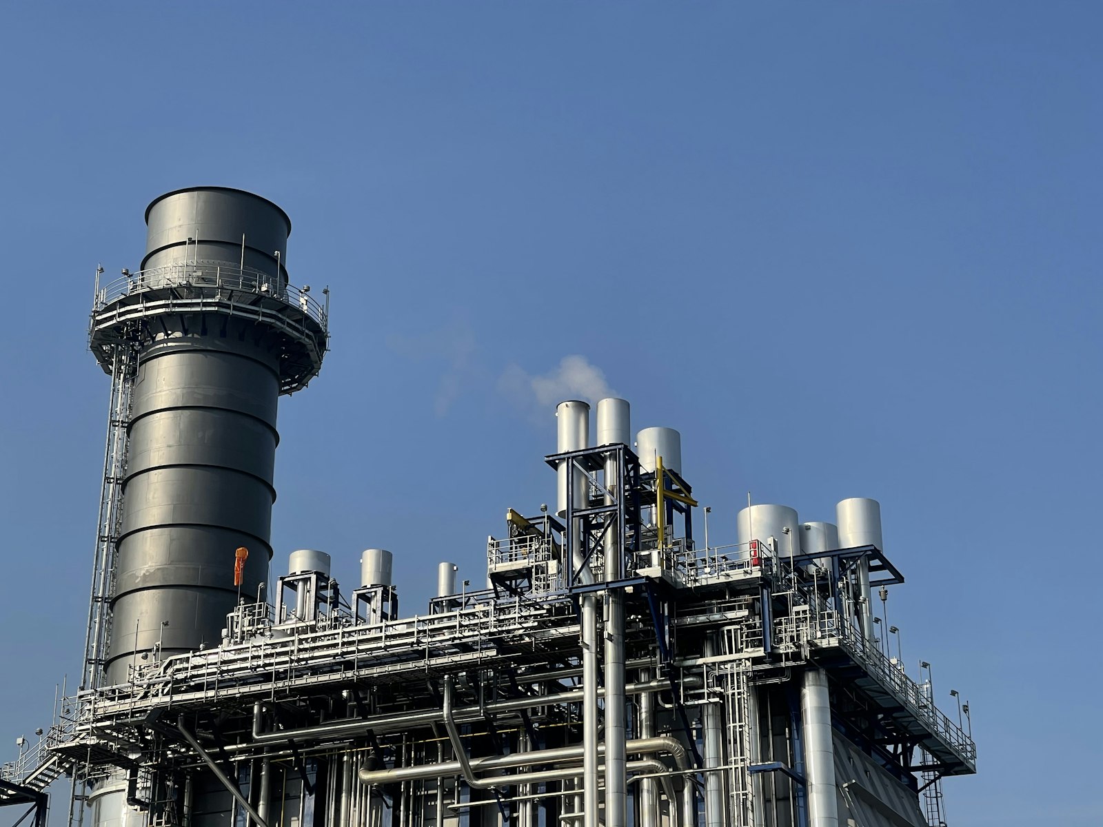 Gasmeter en cv-installatie in een bedrijfspand