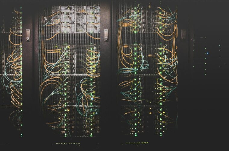 IT-medewerker onderzoekt een gehackte computer in een klein kantoor