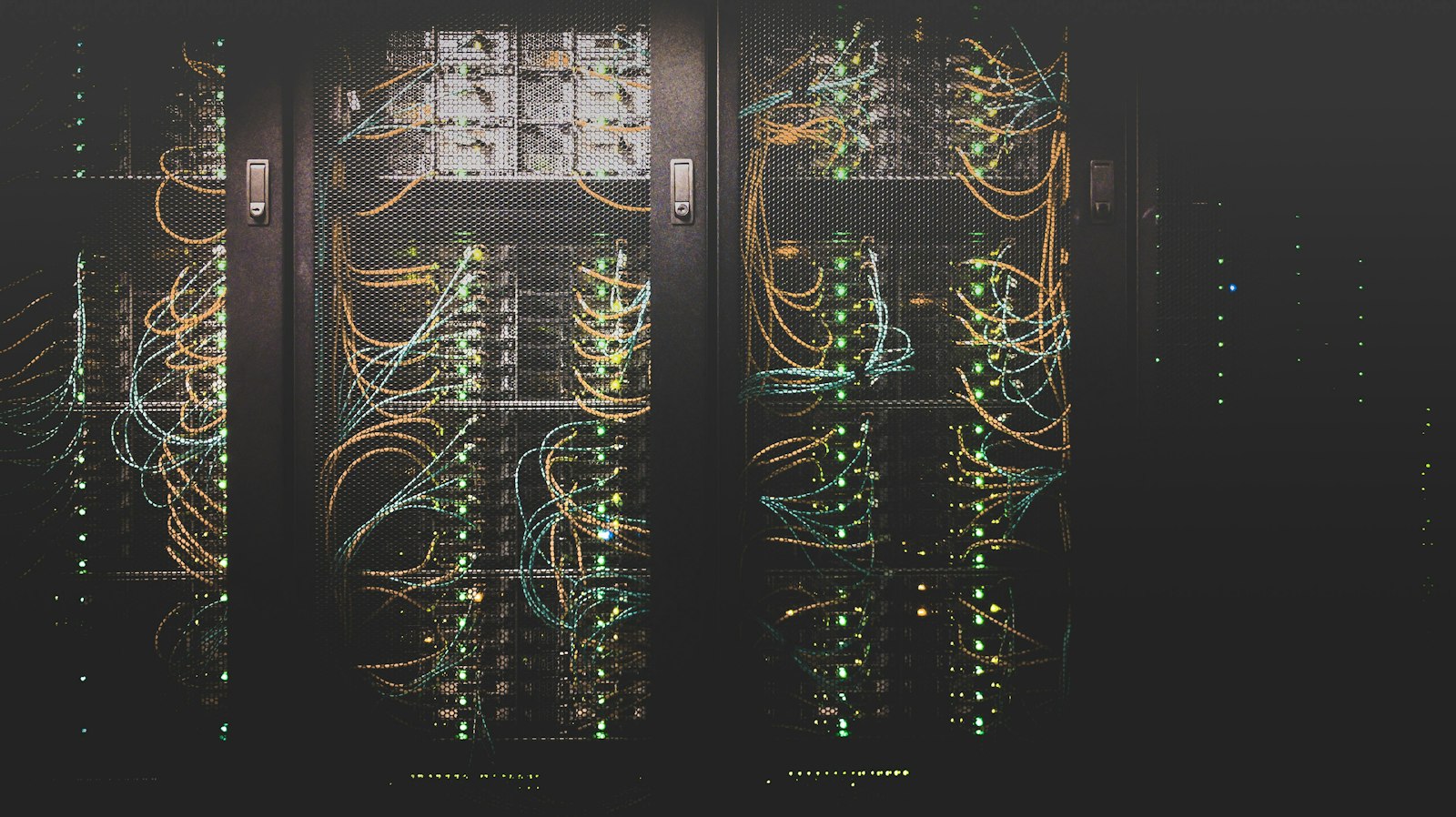 IT-medewerker onderzoekt een gehackte computer in een klein kantoor