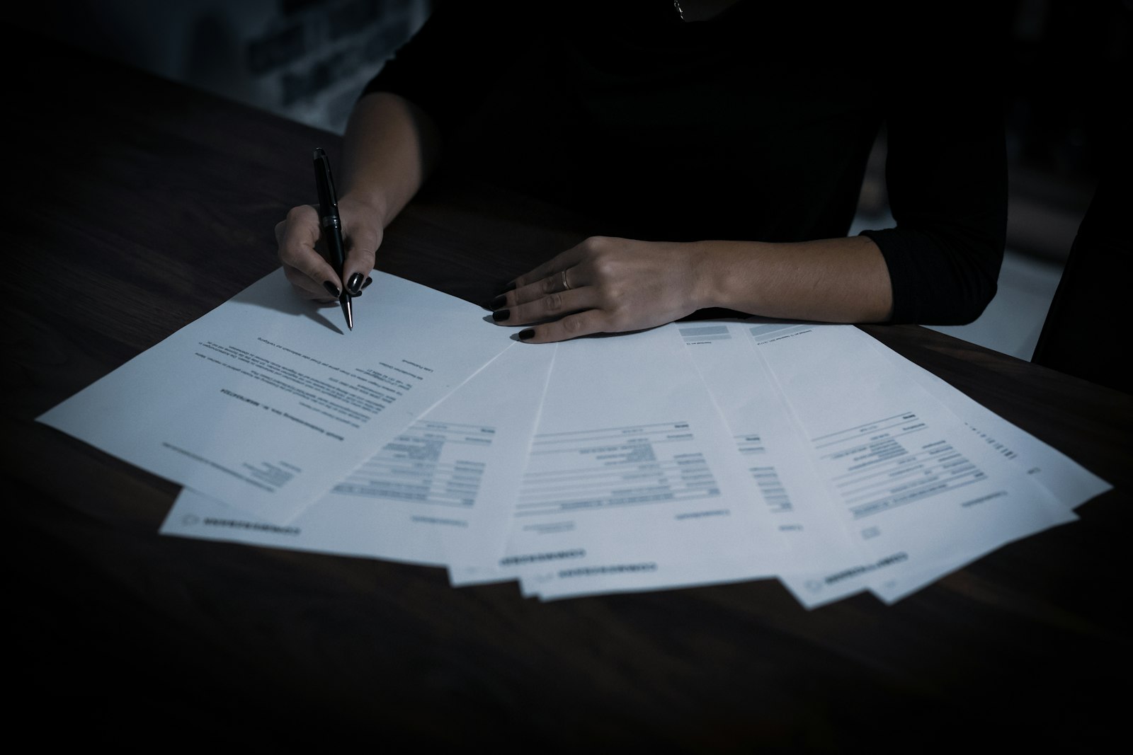 Ondernemer zit met rekeningen en papieren aan de keukentafel