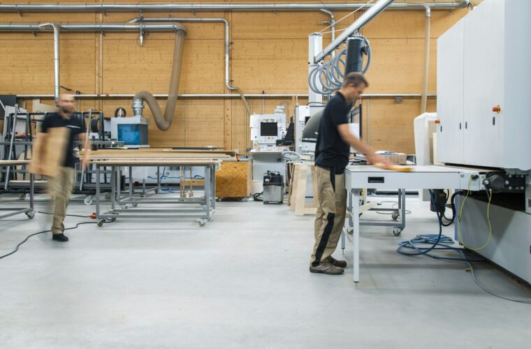 Ondernemer bekijkt een nieuwe machine in een werkplaats