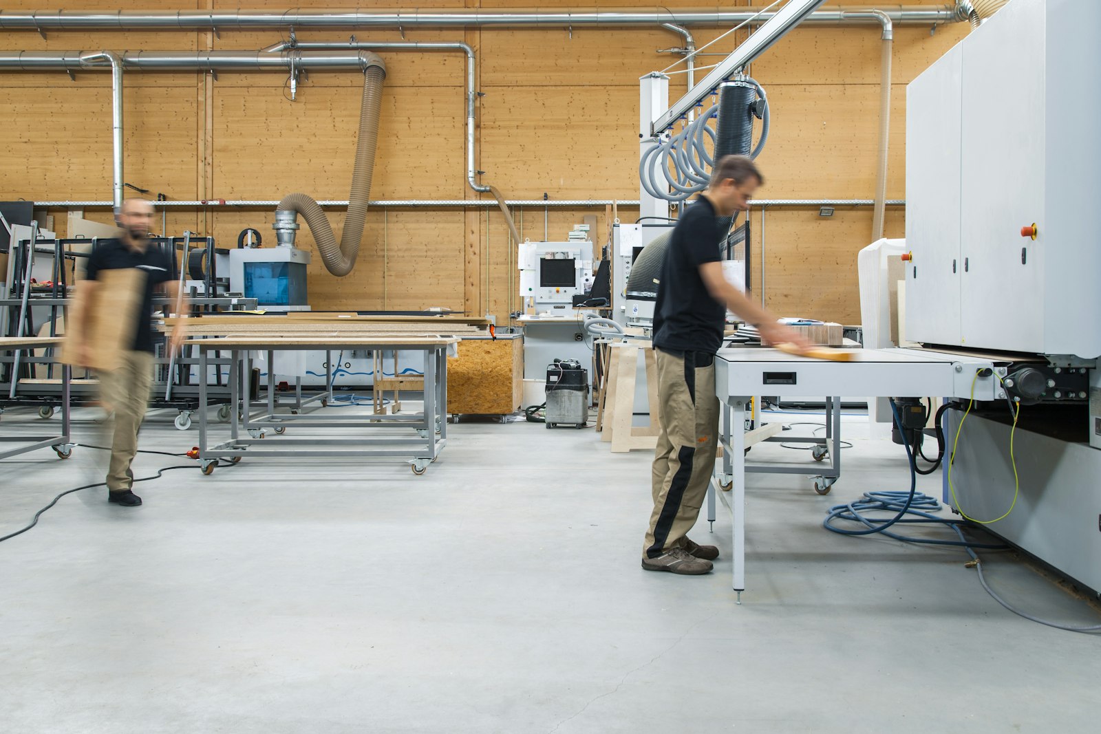 Ondernemer bekijkt een nieuwe machine in een werkplaats