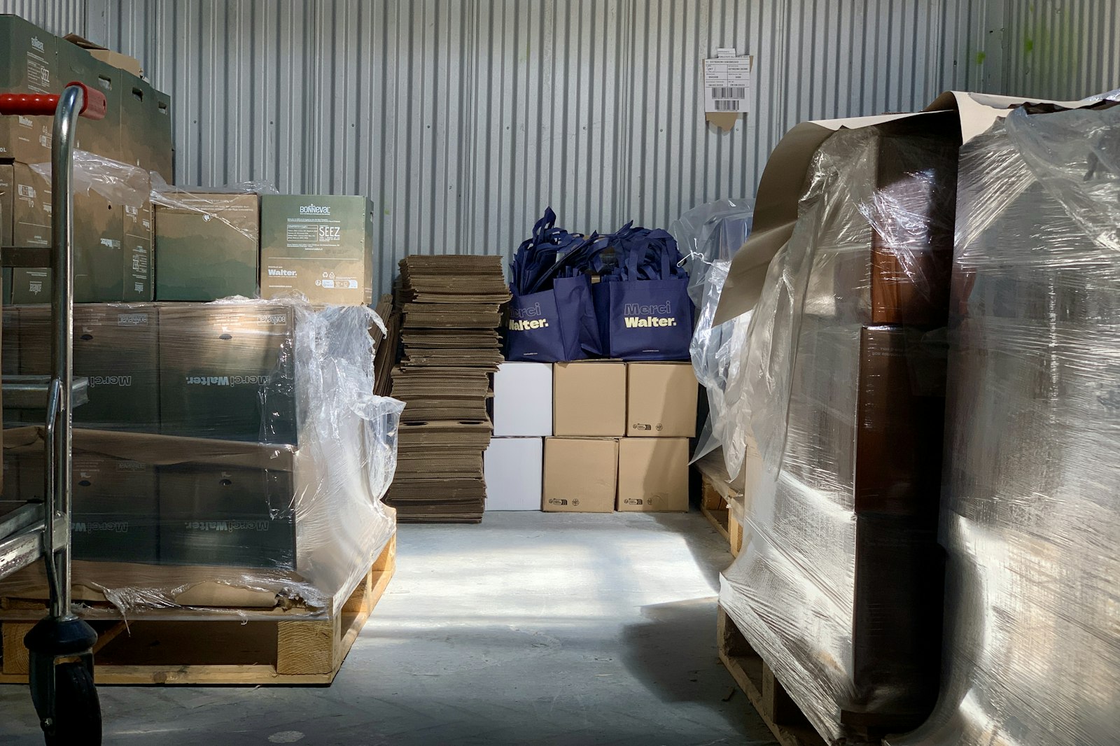 Pakketten op een lopende band in een distributiecentrum