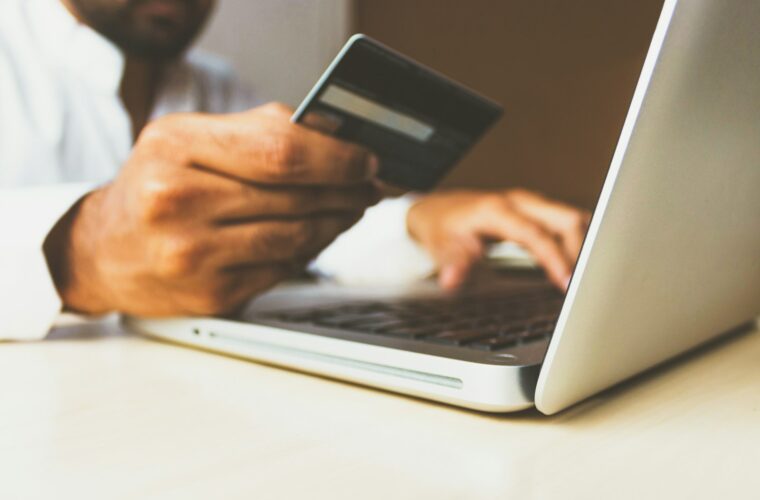 Ondernemer betaalt een belastingaanslag via internetbankieren
