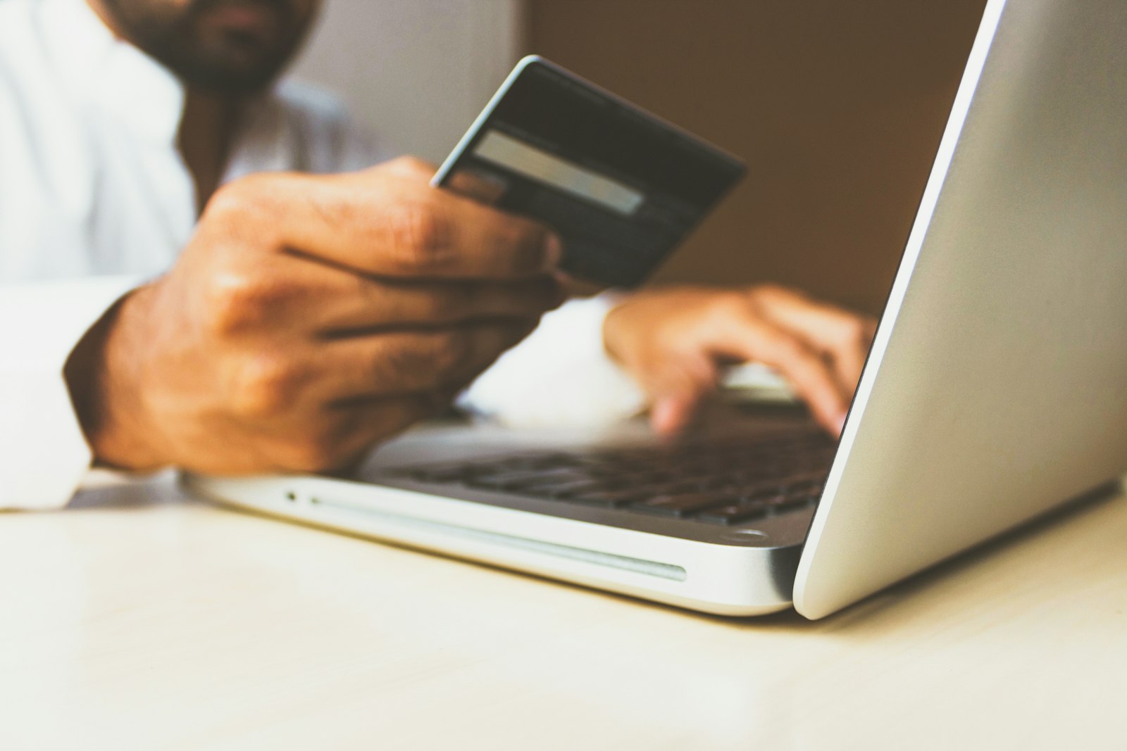 Ondernemer betaalt een belastingaanslag via internetbankieren