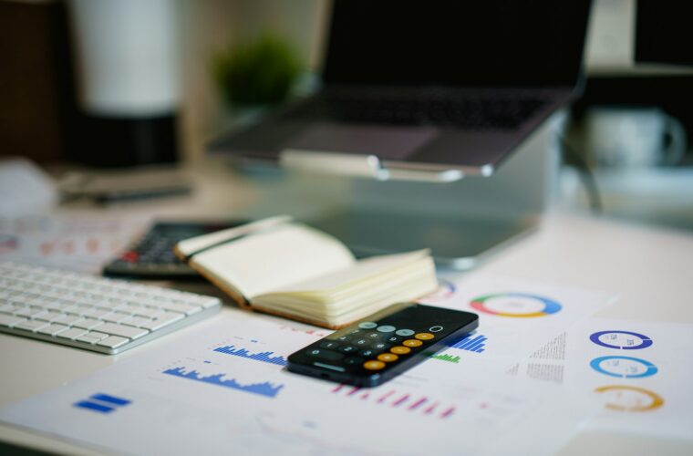Ondernemer werkt aan het eind van het jaar zijn administratie bij aan een bureau