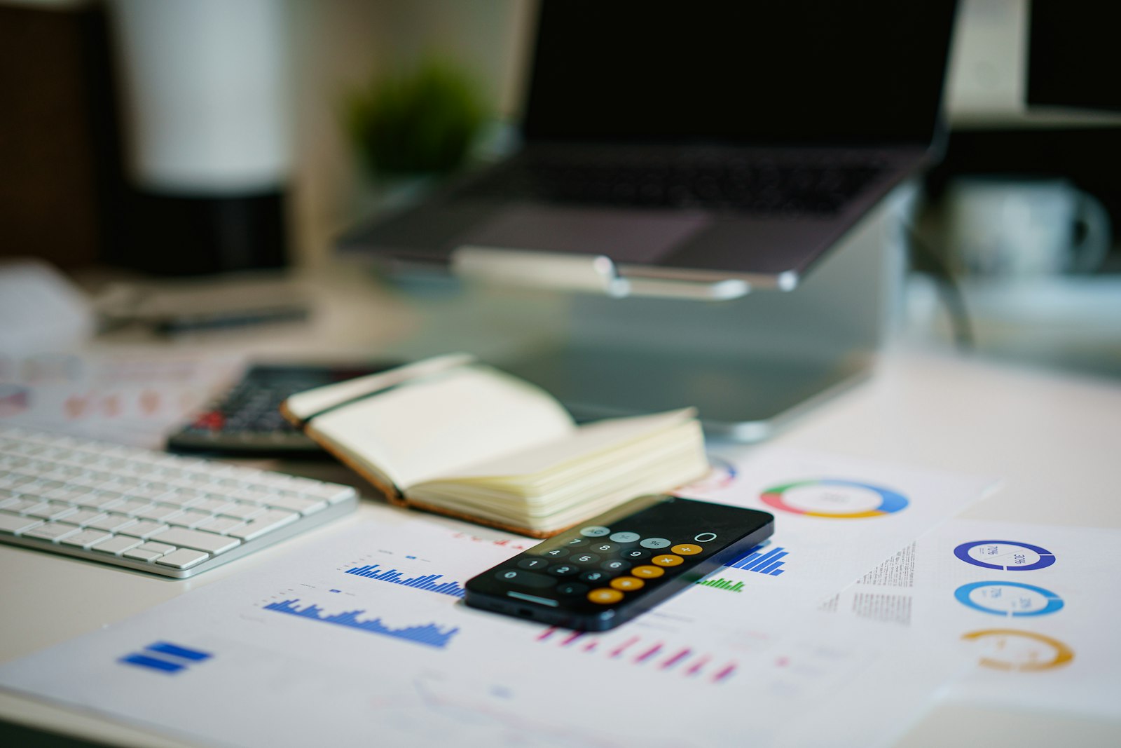 Ondernemer werkt aan het eind van het jaar zijn administratie bij aan een bureau