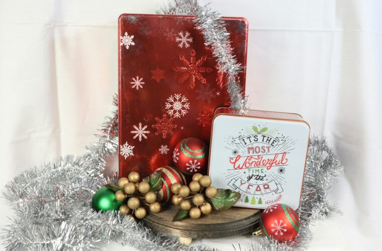 Kerstpakketten met cadeaus klaar om uit te delen aan personeel