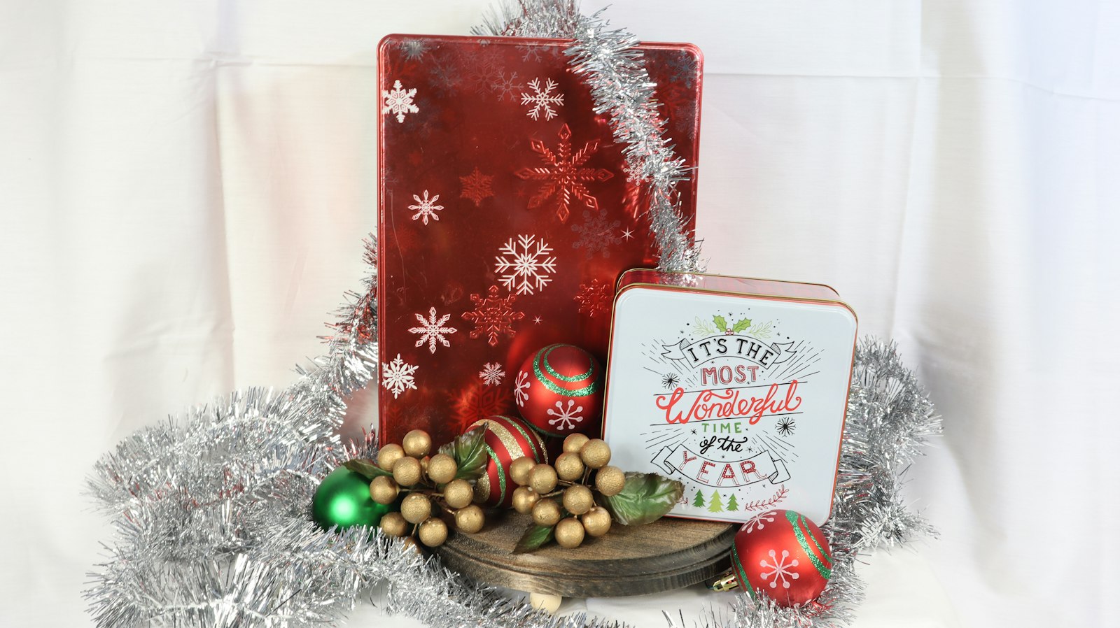 Kerstpakketten met cadeaus klaar om uit te delen aan personeel