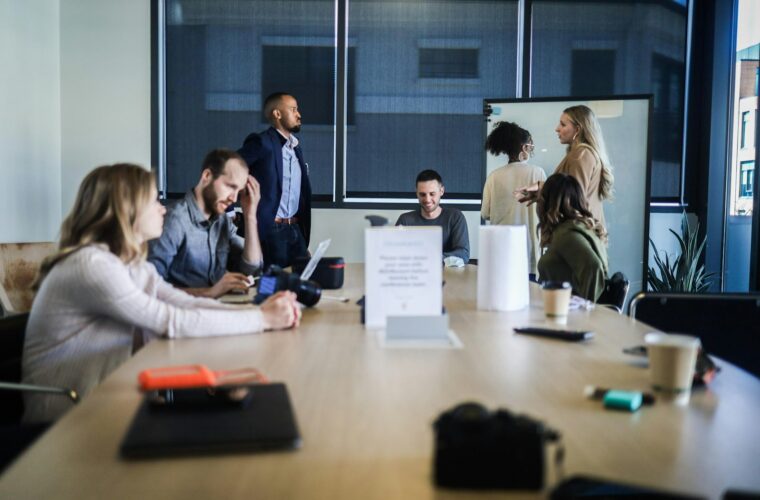 Werkgever in gesprek met een medewerker op kantoor