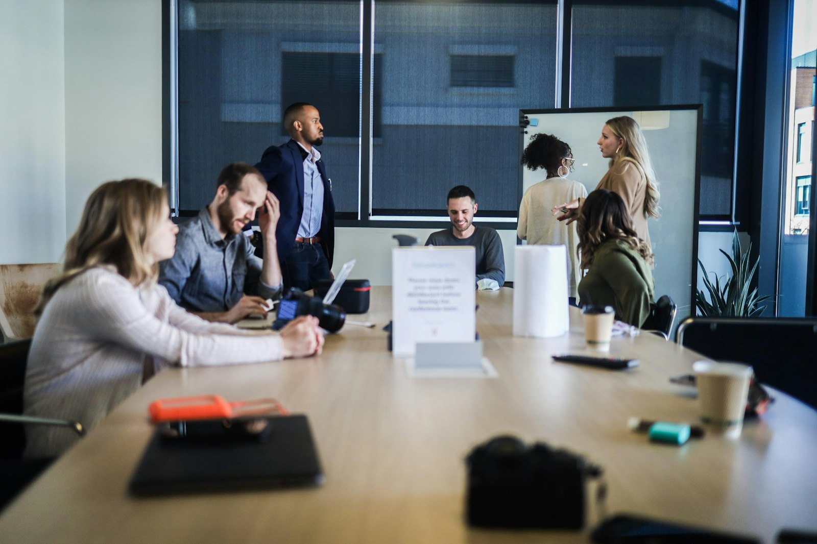 Werkgever in gesprek met een medewerker op kantoor