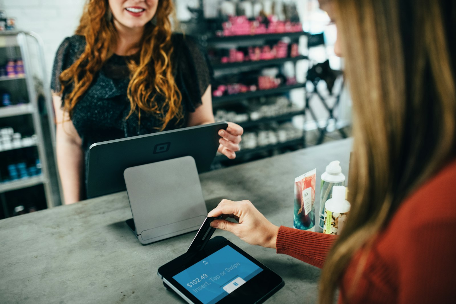 Jonge medewerker achter de toonbank van een winkel