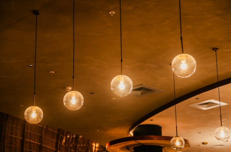Monteur installeert ledverlichting in een bedrijfspand