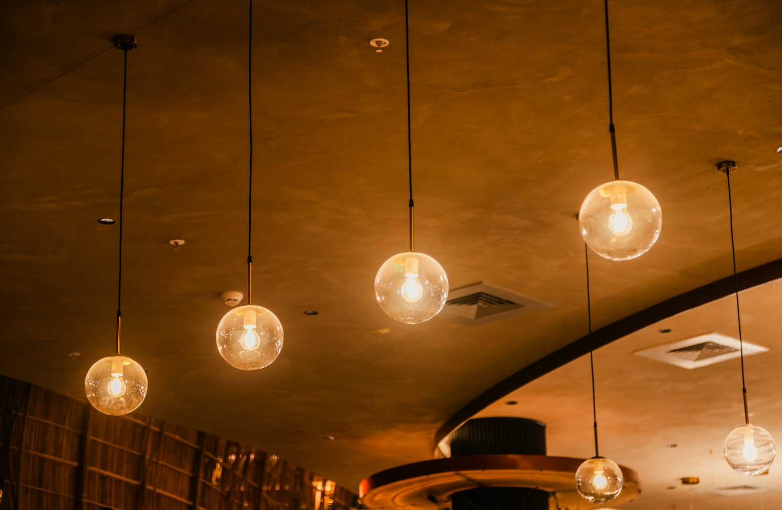 Monteur installeert ledverlichting in een bedrijfspand