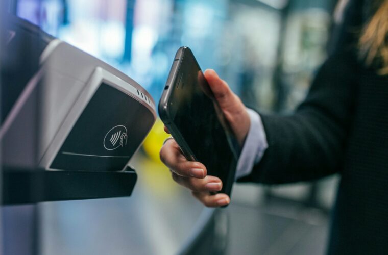 Klant rekent een online bestelling af op een smartphone