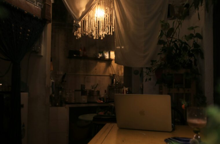 Iemand werkt 's avonds aan een laptop aan de keukentafel aan een eigen bedrijf