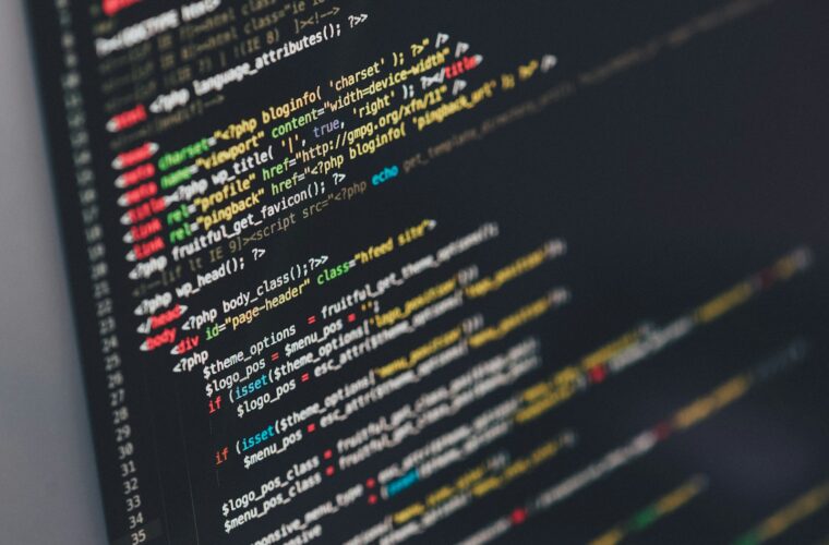 Webontwikkelaar kijkt naar code op een scherm