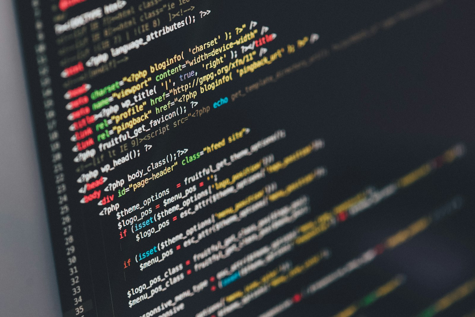 Webontwikkelaar kijkt naar code op een scherm