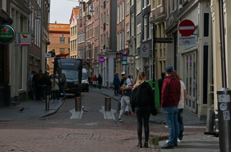 Winkelstraat in een Nederlandse binnenstad met ondernemers