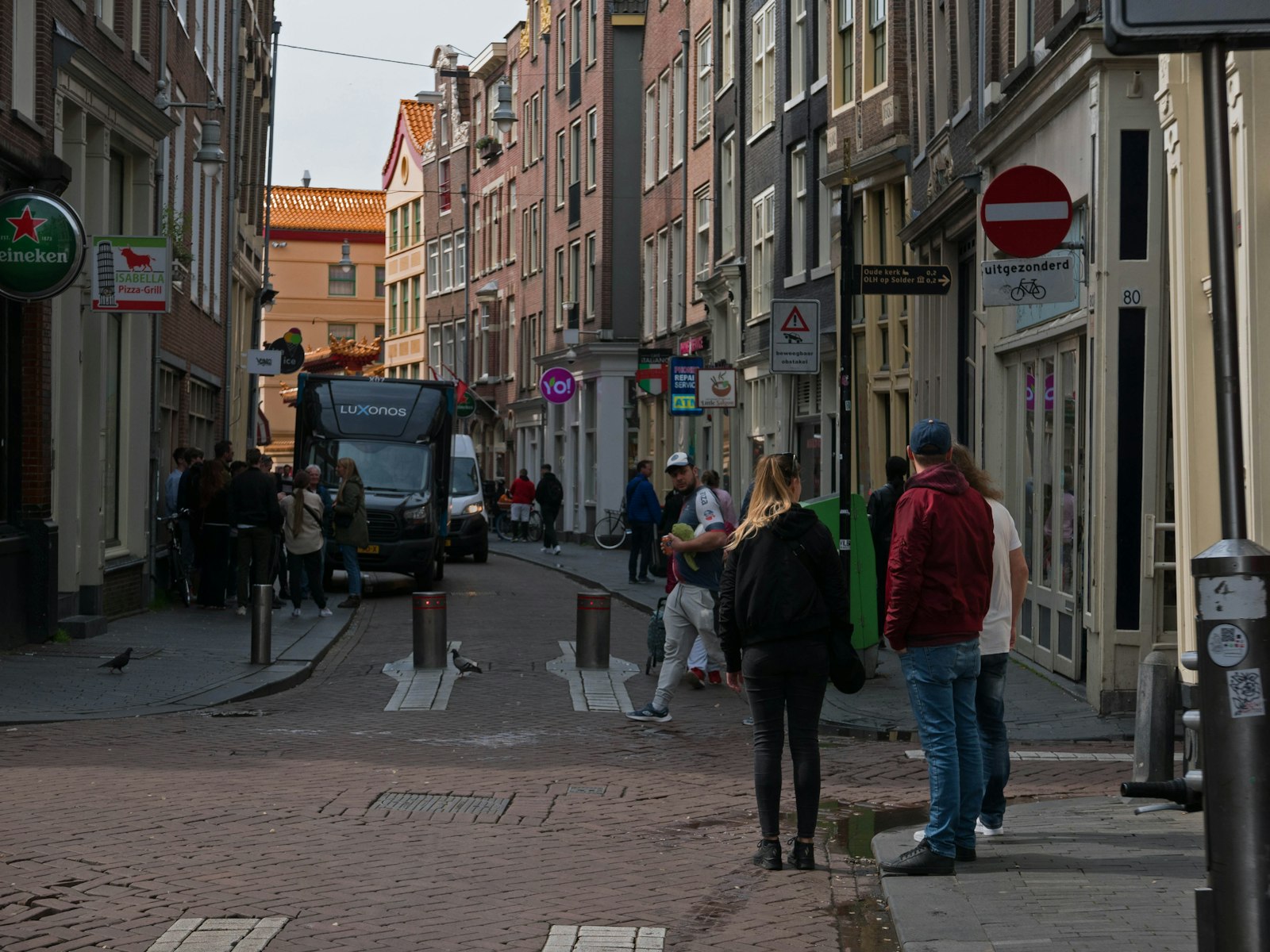 Winkelstraat in een Nederlandse binnenstad met ondernemers