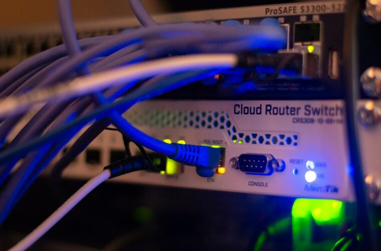 Serverruimte met netwerkkabels in een datacenter